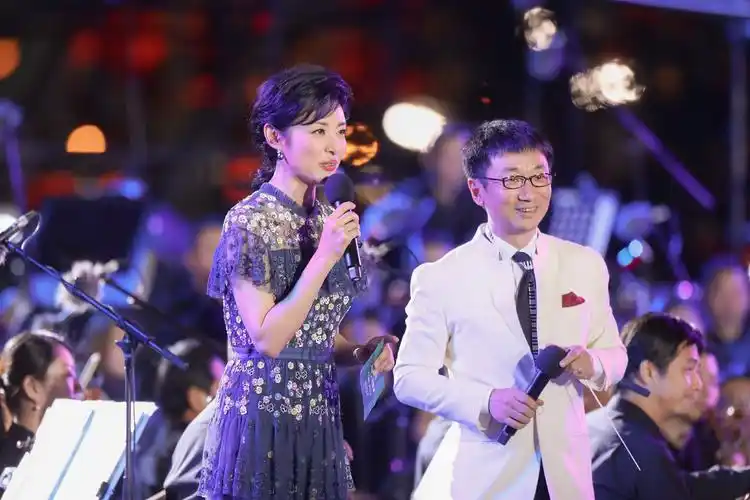 主持人周涛和指挥家李心草互动.主办方供图