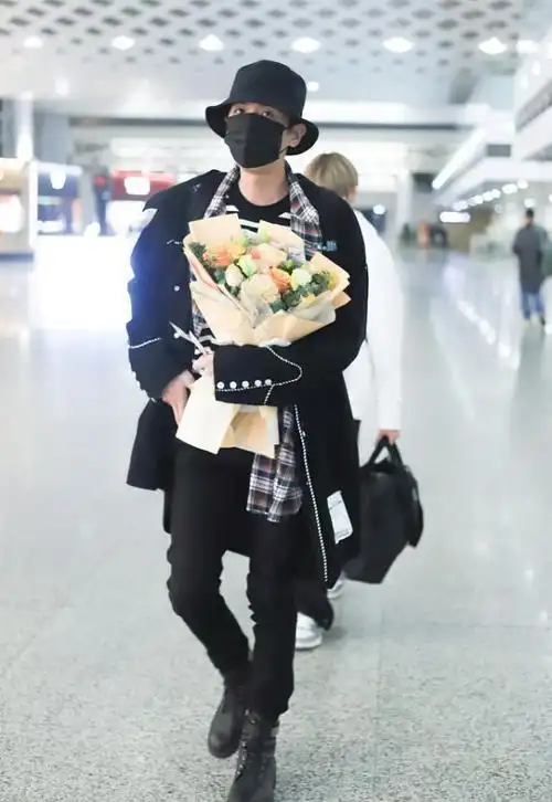 张若昀瘦成小鲜肉全黑穿搭看着挺有型腿看着比女生还细