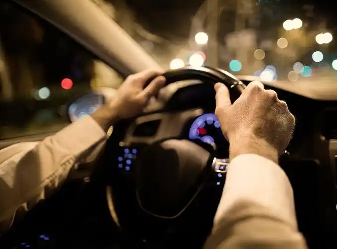 晚上在城里开车图片下载