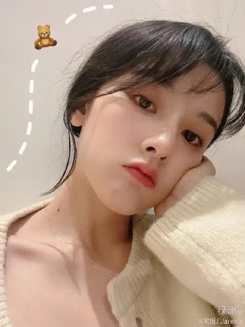 宋祖儿歪头自拍气质温柔戴细项链秀纤细锁骨