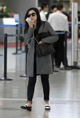 高圆圆现身机场,穿黑大衣散发优雅气质,中年美不是非要装少女!