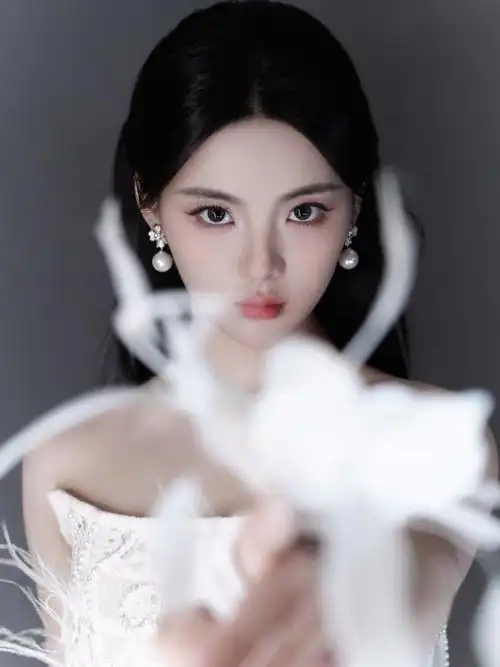 杨超越穿钉珠蕾丝礼服裙身材纤细优雅迷人3