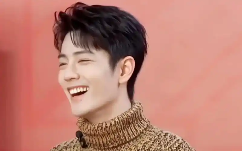 肖战今晚新直播,明媚,美好,像从未受过伤那样～帅哥笑起来秒了全世界!