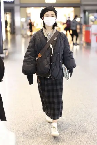 甜心美少女!沈月戴贝雷帽现身机场 文艺范十足