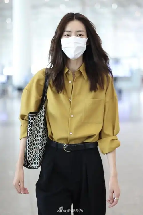 刘雯清晨现身活力满满 自然中发微卷清新随性