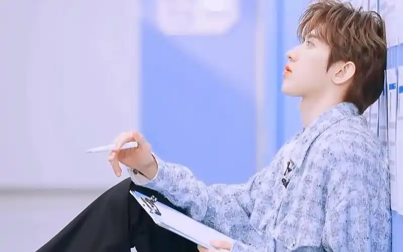 电脑壁纸 明星 大陆明星 蔡徐坤春日清爽冰淇淋色系帅气写真