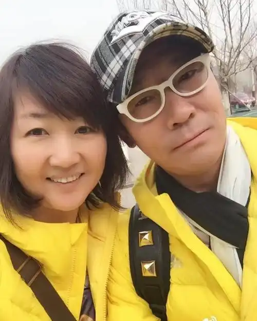 47岁国安名宿高峰现状!仍在足坛奋战,与妻子结婚多年无孩