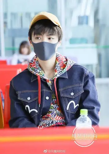 王俊凯机场时尚解析 休闲时尚让人眼前一亮