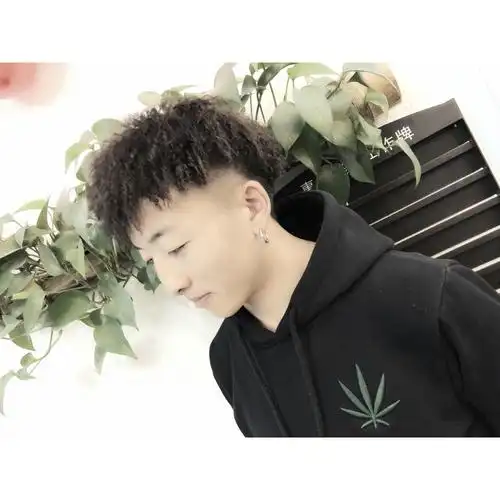 《锡纸烫》是一种神奇的烫发 适合:发量稀少,自来卷,发质细软,发质粗