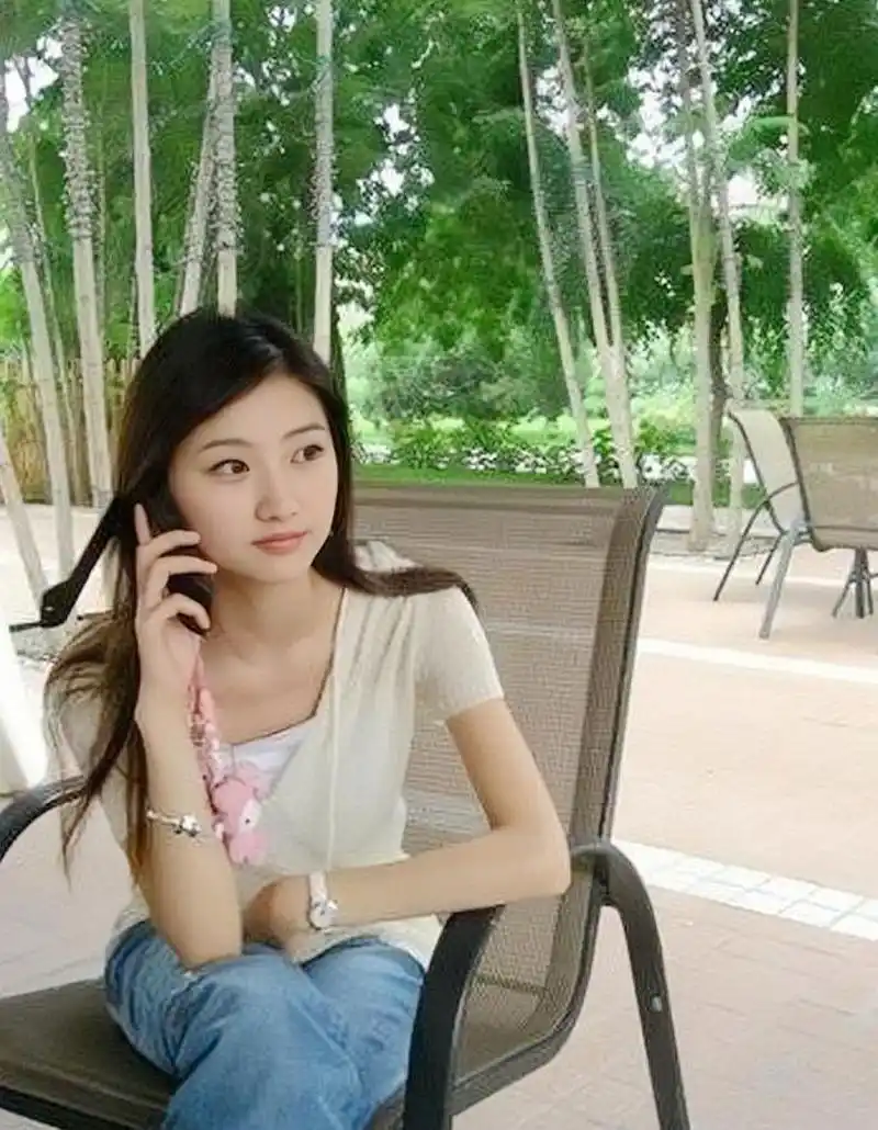 景甜早年的老照片,有一种清澈灵动的气息,说不出的温柔可人.