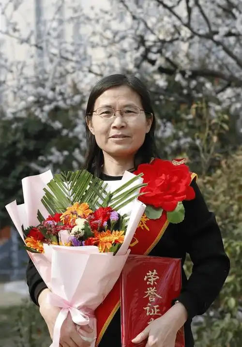 滕州市滕南中学隆重召开三八红旗手表彰大会