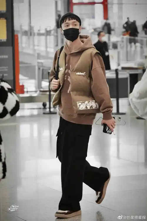 卡其色穿搭搭配黑色毛线帽……|毛线帽|张艺兴|卡其色_新浪新闻