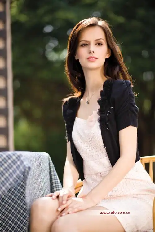 用时尚表达文化内涵,体现都市女性优雅和自信的气质.