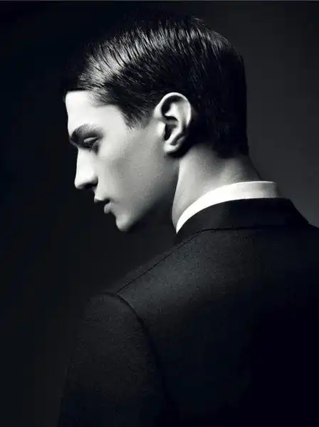 男模罗比维奇,以前我有他的一张黑色侧脸照片,现在找不到了,网页上也