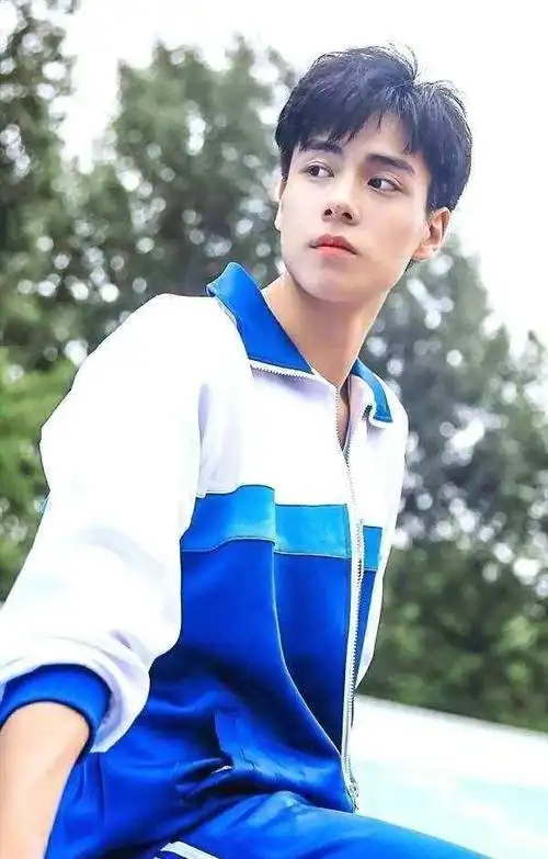 新生担小花胡一天以前是一位模特, 快来看看你们老公的照片