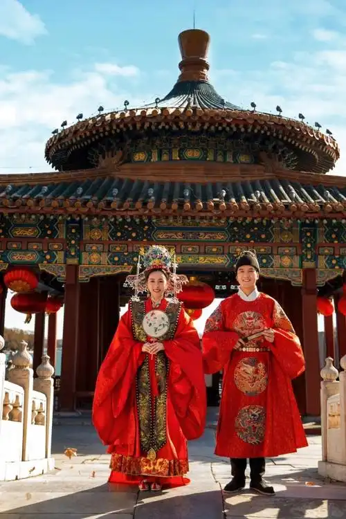 俊男靓女王蔷晒结婚照凤冠霞帔锦衣华裳