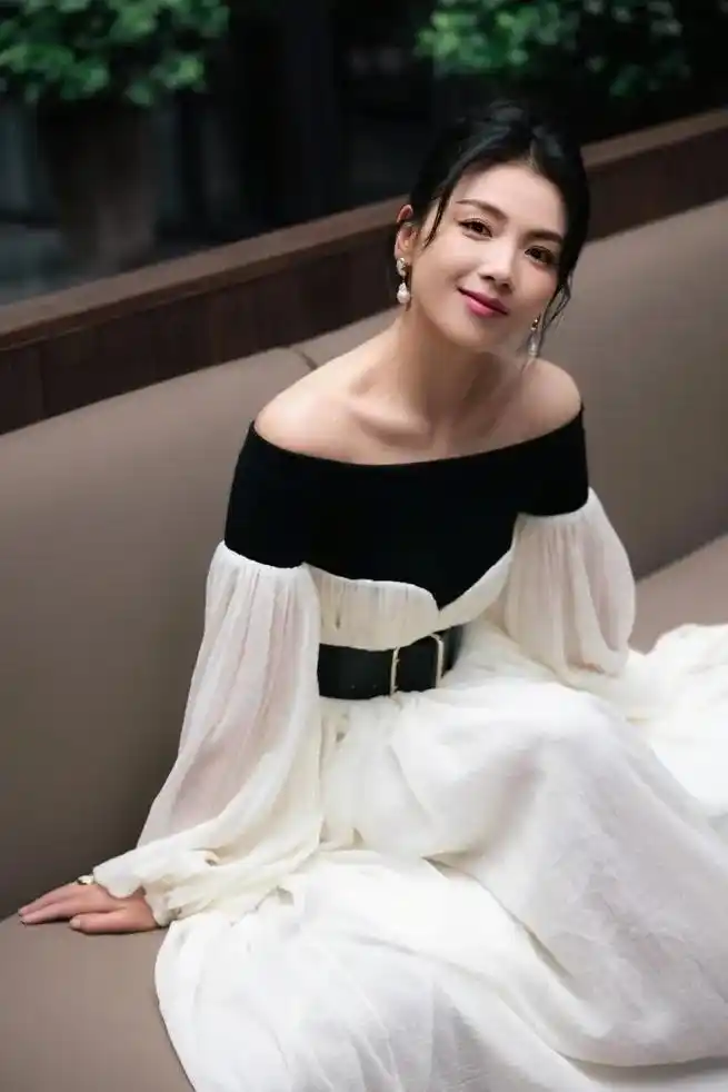 刘涛穿纱裙亮相优雅动人,盘发造型显知性#美出高级感 #一套好 - 抖音