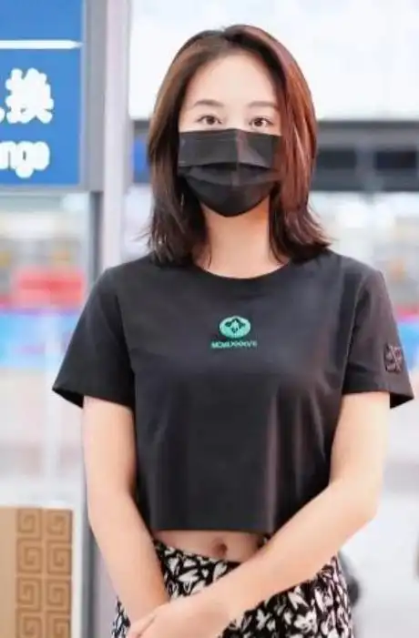 蓝盈莹亮相北京机场搭配靓丽展现苗条身段