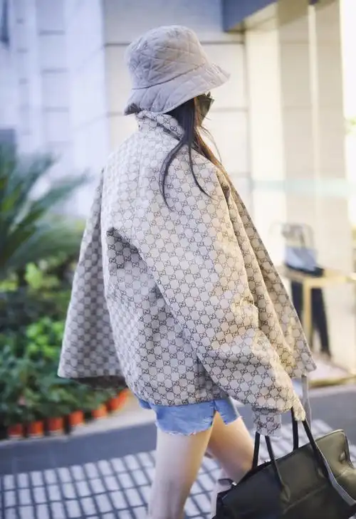 杨幂短裤美腿机场街拍图片79