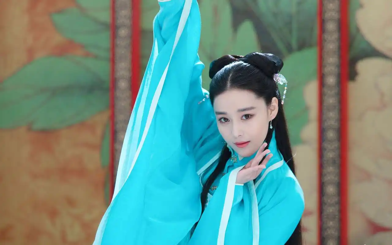 张馨予《花谢花飞花满天》人物剧照高清壁纸