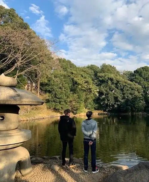 6月16日父亲节,孝顺的李易峰晒出了自己和父亲的背影合照,并祝福:"