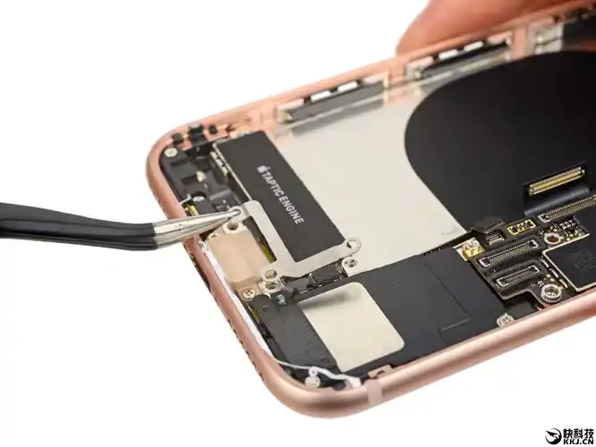 但是接口内部增加了新的挡板,用于结构增强,同时这里终于碰到了苹果