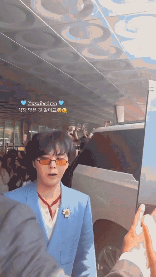 权志龙偷感很强##权志龙签名被拦#权志龙看到女粉丝拿了应援棒想签名