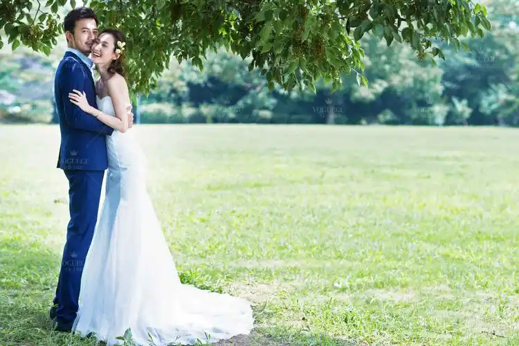 拍婚纱照一般都选择在光线充足的时候,这个时候阳光也比较猛,做好防晒