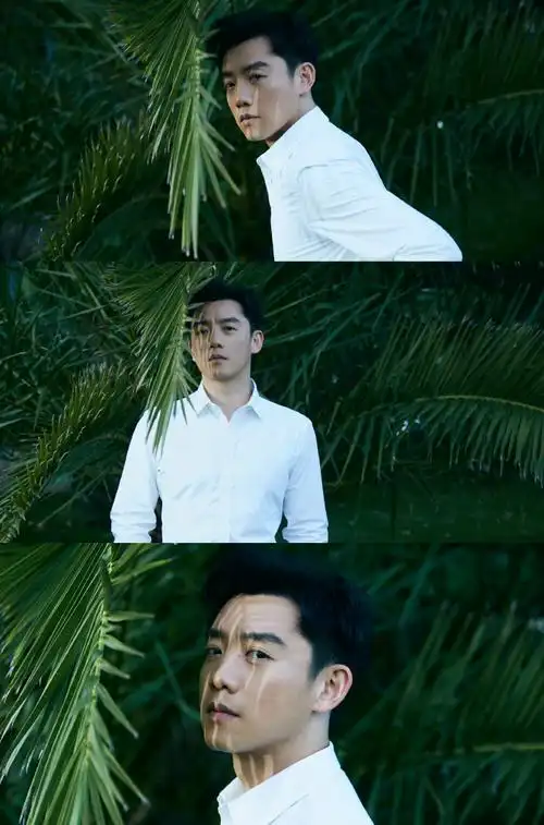郑恺超话棕榈叶下漫步,阳光洒落叶缝间,白衬衣清爽利落,随性洒脱.