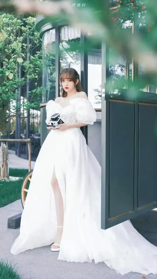 程潇,身穿一袭白色抹胸裙,魅力十足!