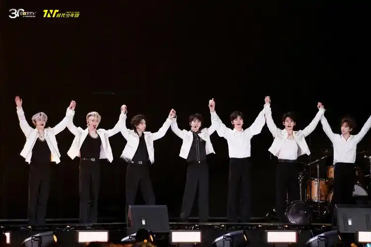 时代少年团演唱会全员大合照96……__财经头条