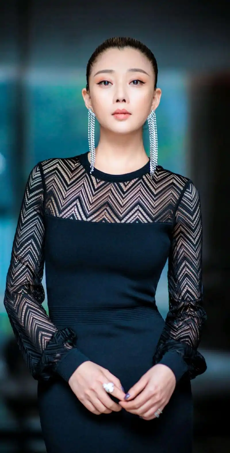 殷桃高清写真图集,知性优雅,展现淋漓尽致女人味