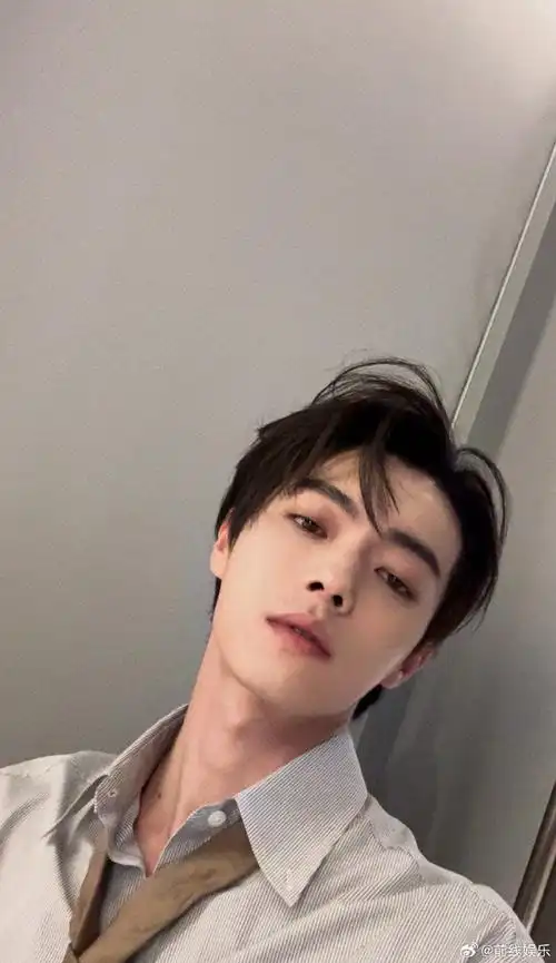 许凯挑眉生日照#许凯晒29岁生日照,一个单挑眉,这是在going谁～生日