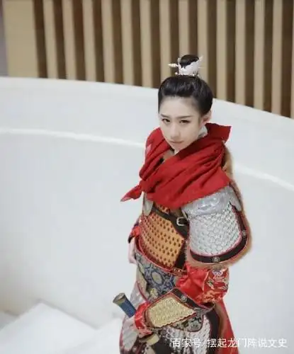 头上戴着束发嵌宝紫金冠,齐眉勒着二龙抢珠金抹额,穿一件白色银铠甲