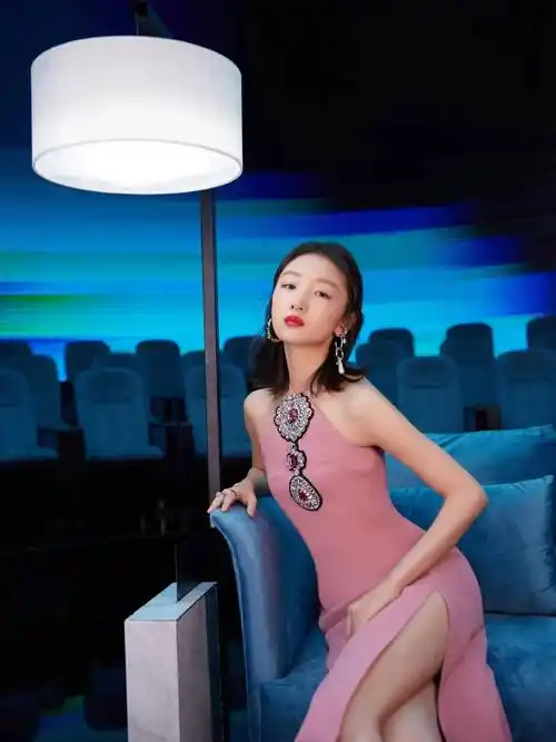 周冬雨才是小个子女生的"模范",穿黄色深v连衣裙,霸气又迷人_设计