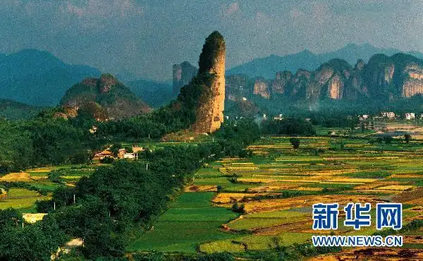 这是龙虎山景区金枪峰景色(资料照片).新华社发(周建萌 摄)