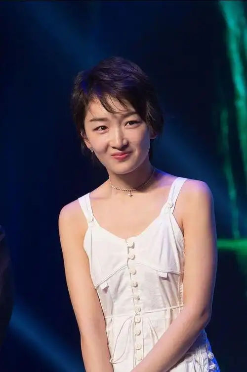 周冬雨的身材咋这么娇小,看着还像18岁的少女一样,乖巧又清纯_人物