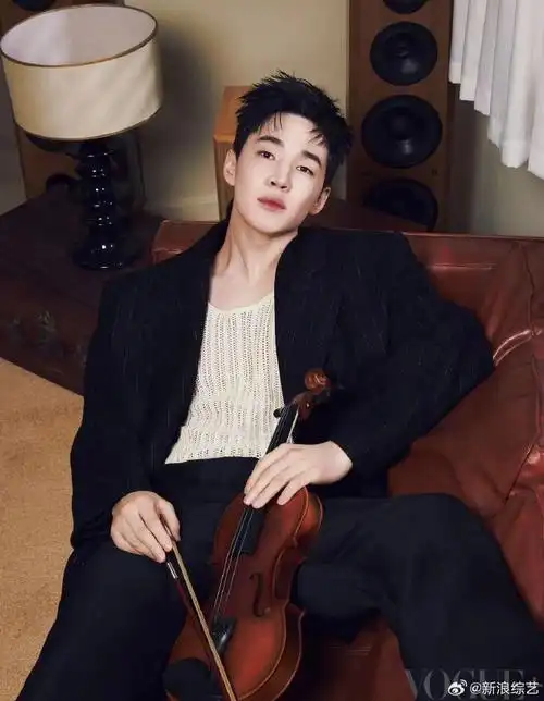 刘宪华带小提琴拍封面