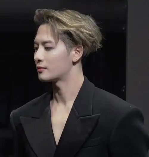 王嘉尔今日直播状态#来看看@王嘉尔今日直播状态,身穿黑色真空西装的