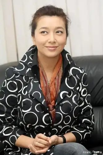 美丽如一潭清泉的江珊,知性优雅,美丽大方!