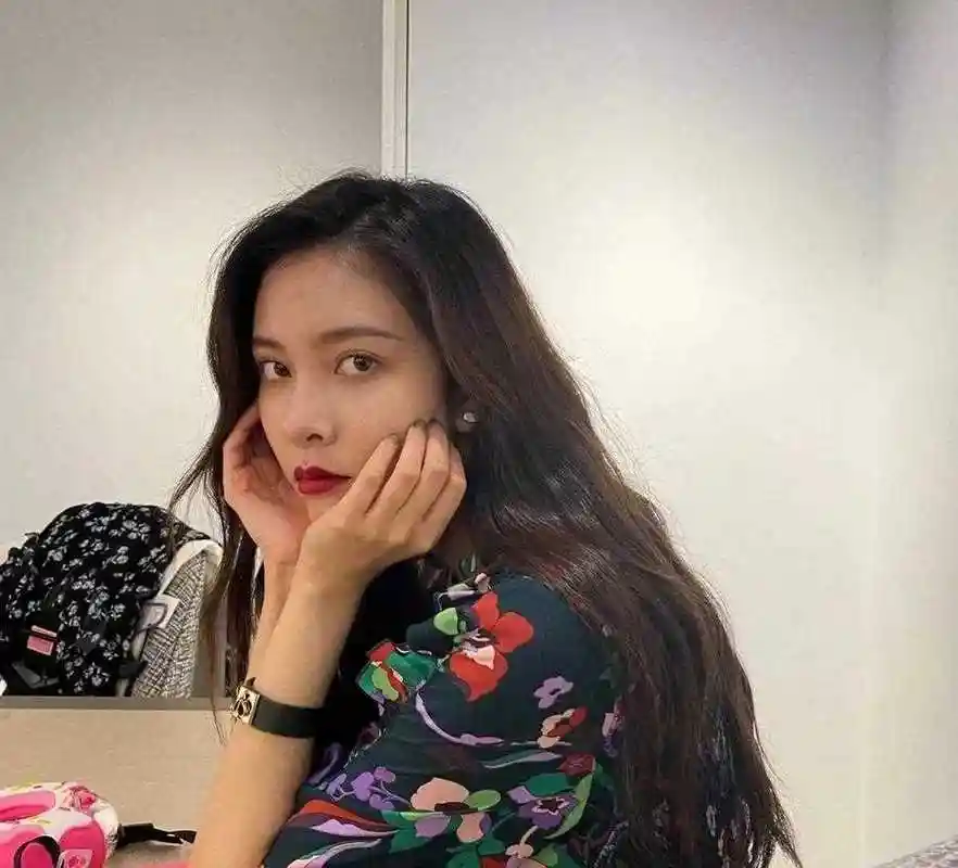 一直感觉王霏霏和宋妍霏给我的感觉很像,可能都是冷艳型美女的关系