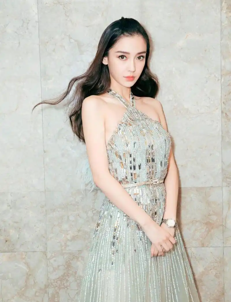 angelababy穿挂脖裙出镜,直角肩太抢眼,模特出身的她就是不一样!