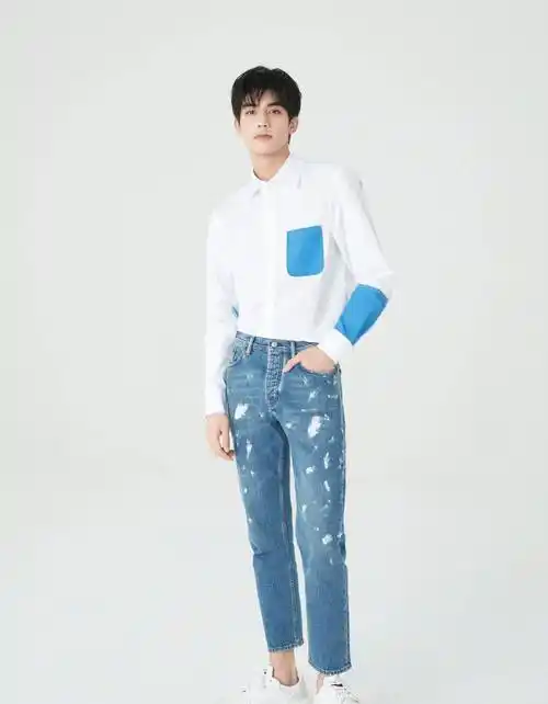20岁宋威龙,拼色衬衫搭配漆点牛仔裤,年下男元宋太帅气!