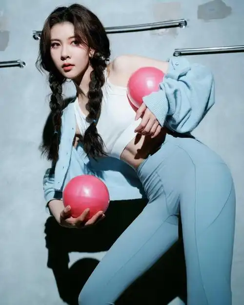 宋妍霏在内娱女星练瑜伽中是很出名的,女星健身保持形体是很常见的,大