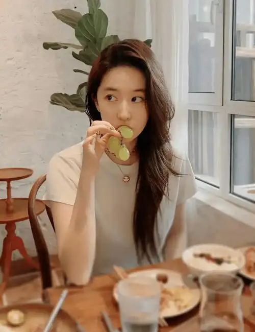 照片中的刘亦菲素颜出镜,不愧是素颜的神,加上一头羊毛卷,简直可以