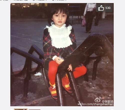 张韶涵晒童年照 顶一头短发开心玩耍