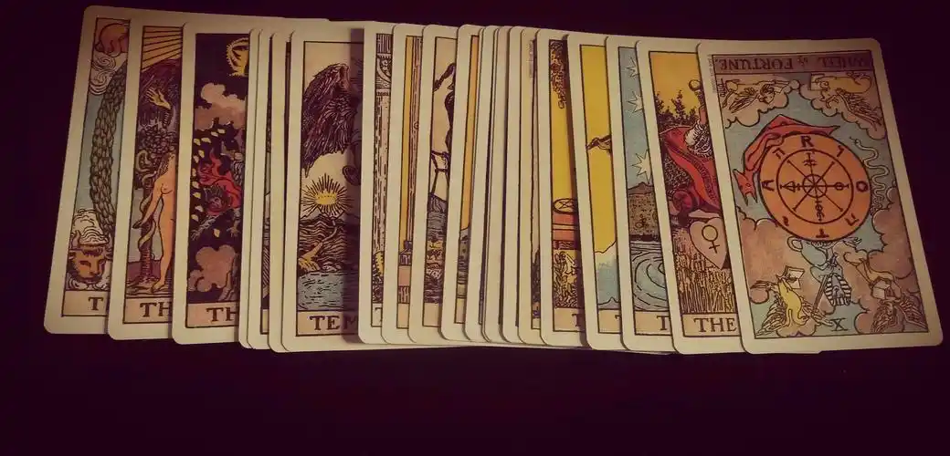 以韦特塔罗为例,22张大阿卡纳牌讲述了愚人之旅,主流说法也说是愚人的