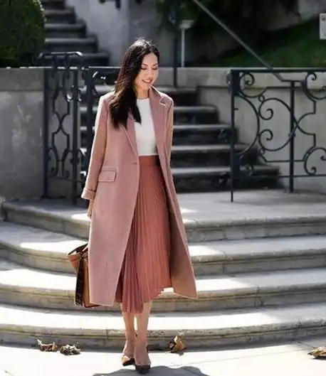 百褶裙 豆沙色大衣