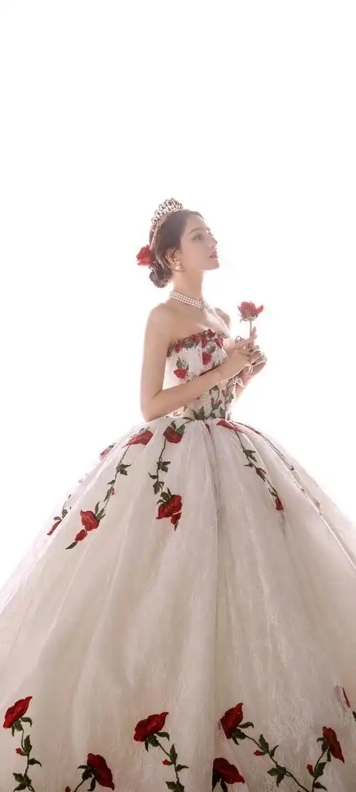 迪丽热巴白裙红玫瑰