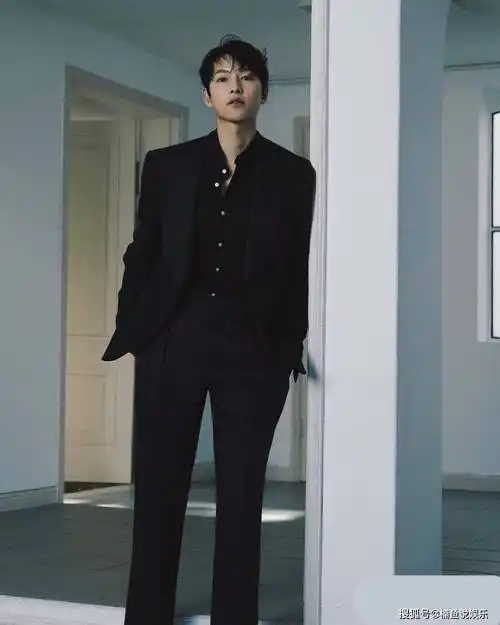 原创36岁宋仲基堪称冻龄男神穿西装光脚丫拍写真少年感回来了